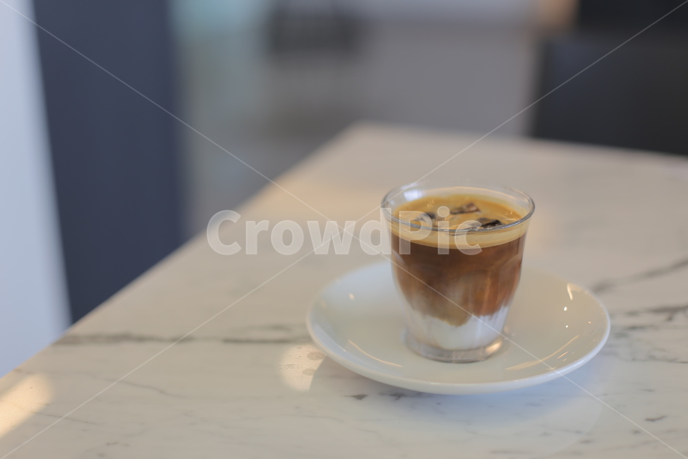카페,커피,커피잔,라떼,유리잔,cafe,coffee,glass,브라운,갈색,대리석,brown,테이블,티,티테이블,여유,커피,카페,coffee,cafe,감성,sensible,feeling