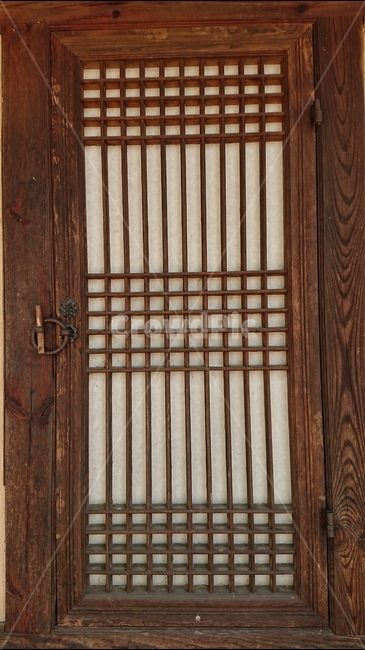 풍경,시골,초가집,문고리,문,토방,농기구,처마,초가집지붕,소쿠리,황토벽,황토집,한국전통,초가,창호문,한국전통,한국문화,korean traditional,korean culture