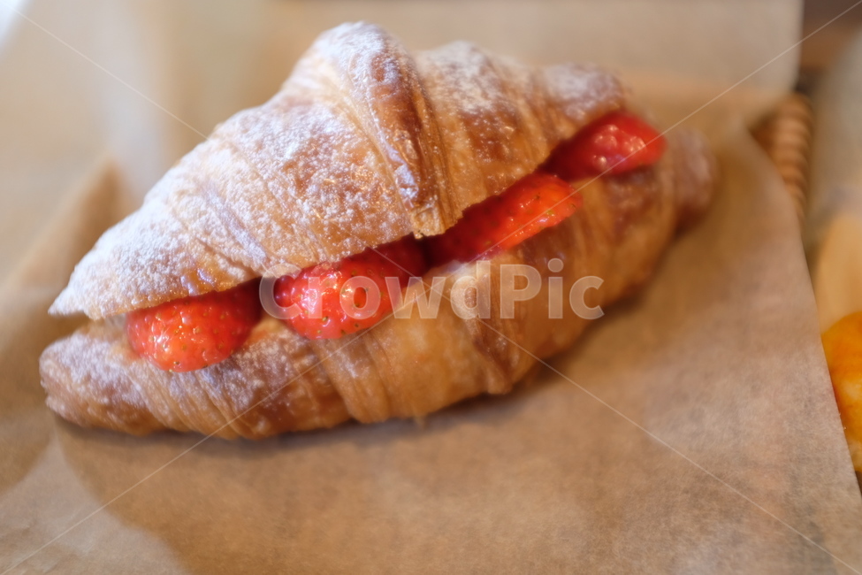 딸기빵,딸기크로와상,브런치,과일빵,크로와상,brunch,빵,bread