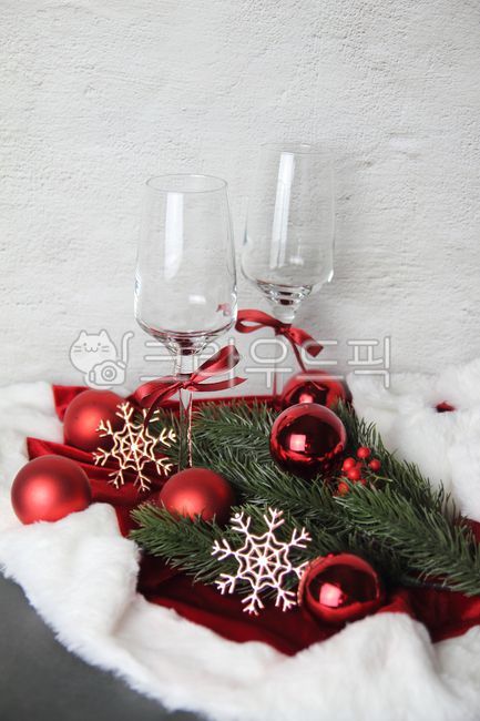 gift,red wine,redwine,Christmas,yearend,snowflake shape,red,ball,ornament,Christmas background,beverage,event,wineglass,decoration,alcohol,wine glass,glass,green,ribbon,wine party,velvet,wine,party