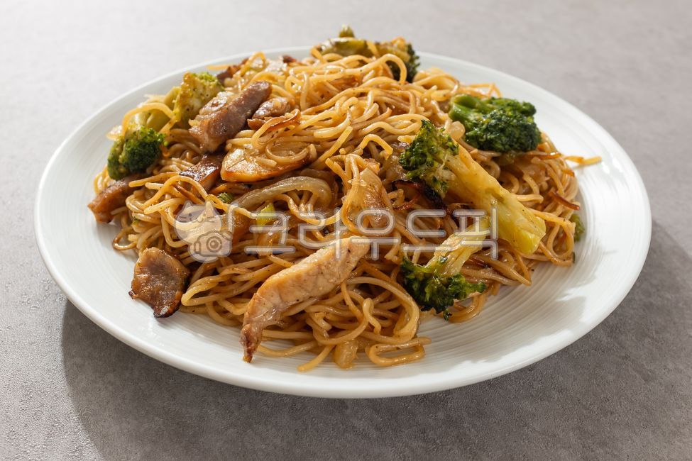 홍콩식에그누들,에그누들,누들,국수,계란,볶음,볶음면,고기,야채,채소,양념,중국음식,중국문화,홍콩음식,홍콩문화,음식,식사,식품,식료품,재료,식재료,음식재료,클로즈업,매콤한,기름진,고소한