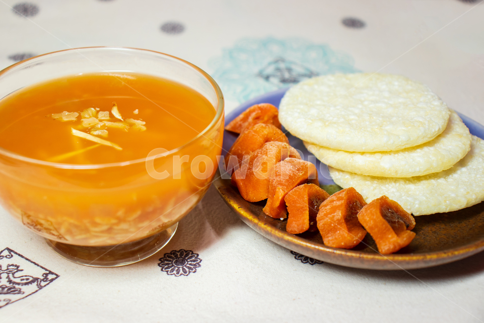 디저트,명절음식,곶감,안동식혜,한식,간식,식혜,명절,한국음식,후식,아침식사,음료,음료수,무식혜,요리,음식,쌀과자,과일,말린감,감,한국,안동,푸드,전통,전통적인,건강,건강한,설,설날,설날음식,설음식,설명절음식,설명절,추석,추석음식,추석명절,식사,점심식사,저녁식사,홈메이드,발효식품,발효,신선한,문화,다이어트,유산균,아시아,잔,컵,유리,유리잔,유리컵,그릇,접시,받침,유리그릇,동양,동양적인,오리엔탈,식탁,테이블,sikhye,andongsikhye,koreanfood,dessert,drink,beverage,driedpersimmon,ricecracker,food,cuisine,cook,cooking,korea,korean,andong,traditional,health,healthy,holiday,meal,breakfast,dinner,lunch,dish,glass,homemade,fermented,fermentedfood,fresh,culture,diet,spicy,hot,sweet,table,tasty,wellbeingfood,delicious,local,nature,gourmet,nutrition,orient,lacticacidbacteria,lactobacillus,asia,asian,한국전통,한국문화,korean traditional,korean culture,디저트,간식,후식,dessert,snack,음료수,drink,beverage