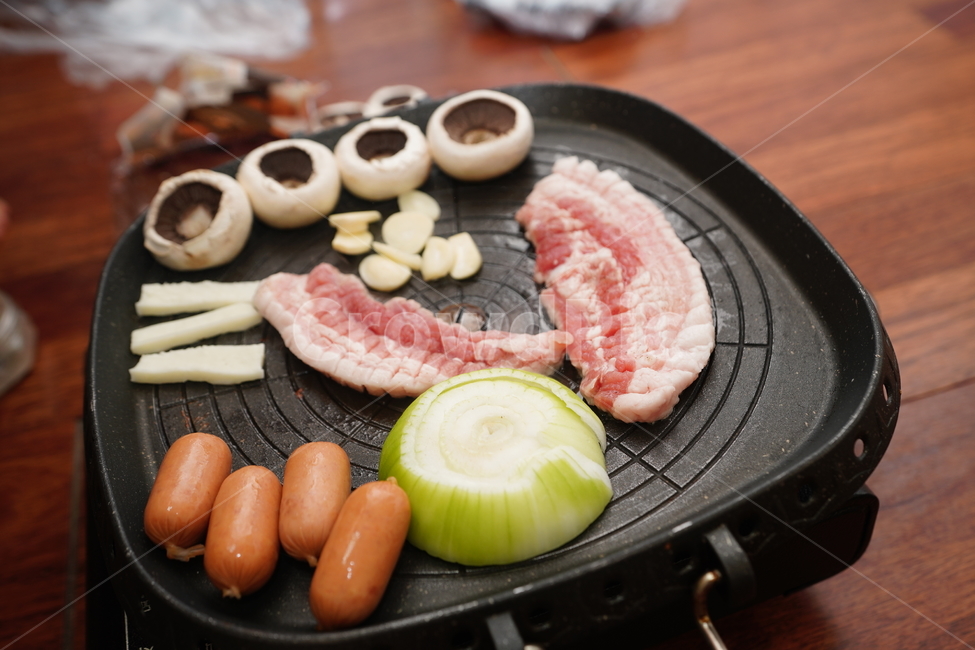 고기,삼겹살,육류,양파,소세지,치즈,불판,식사,안주,술자리,버섯,음식,푸드,구이,먹거리,돼지고기,음식,식재료,요리,food,cook,meal,dishes,food reserves,육류,고기,meat