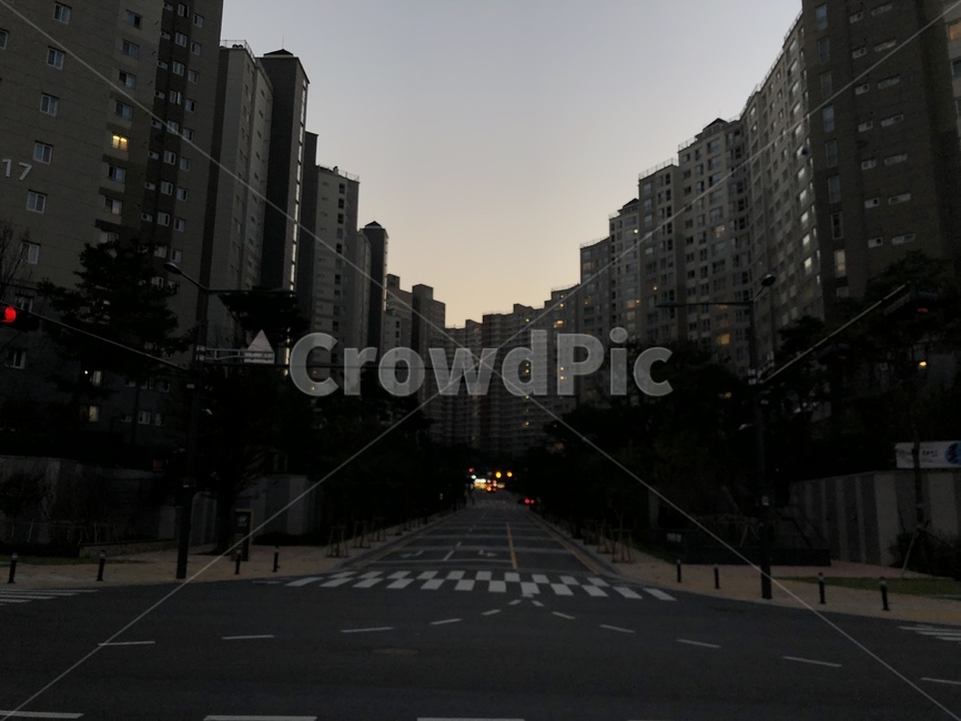 아파트,집,도로,해질녘,어두움