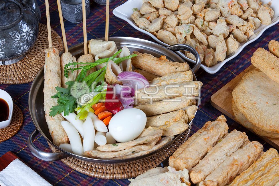 tray,Fish cake bar,egg,boiled egg,onion,Rattan,Fish cake,Odeng soup,side dish,Fish cake skewers,Homemade Odeng,bamboo stand,Busan fish cake square,tteokbokki,stick,nutritious food,delicacy,wooden skewer,hot bar,convenience food,Fish cake soup,Homemade Ode