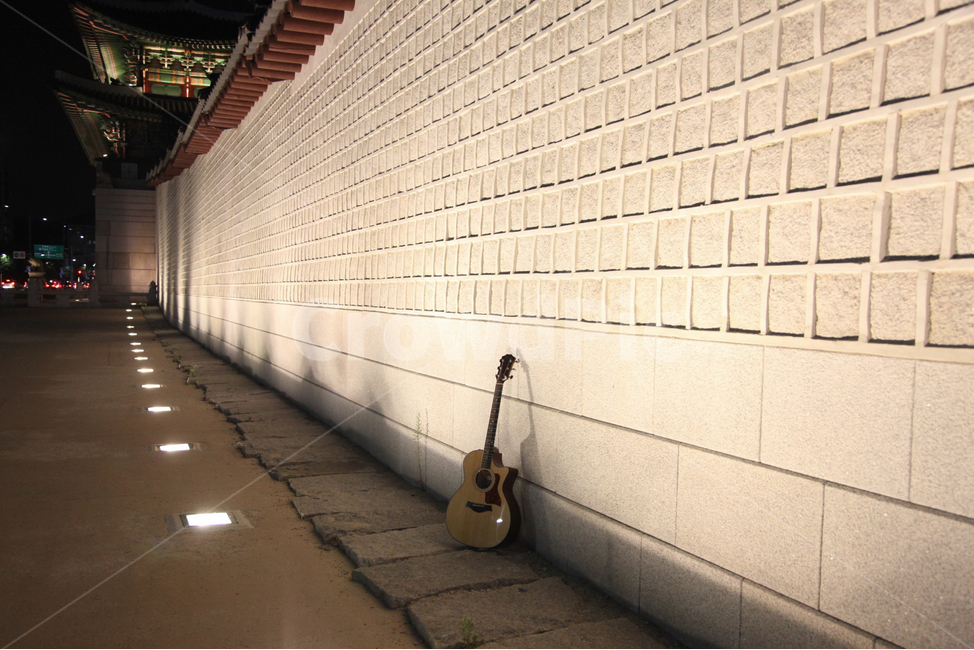 기타,통기타,경복궁,조명,조명등,어쿠스틱기타,야경,밤,풍경,nightscape,night,landscape,한국전통,한국문화,korean traditional,korean culture,랜드마크,landmark,tourist attraction,한국랜드마크,한국관광지,한국명소,korea landmark,korea tourist attraction,악기,음향기기,musical instrument,musical equipment