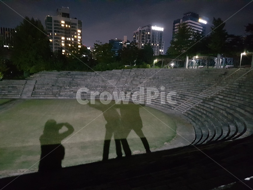그림자,가족,노천극장,마당,밤,야경,밤,풍경,nightscape,night,landscape,인물실루엣,사람실루엣,character silhouette,human silhouette,building,건물,arena,투기장