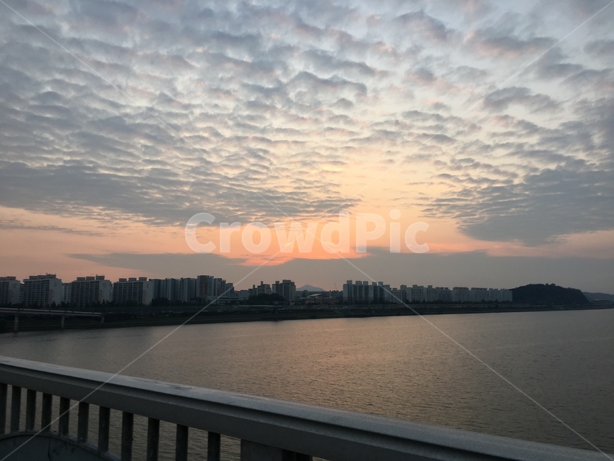 노을,신기한구름,예쁜구름,한강,한강다리,도시,풍경,city,landscape,railing,난간