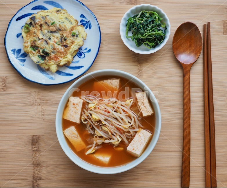 콩나물,콩나물김치국,감차국,국,반찬,국물,숟가락,젓가락,두부,콩나물국,한국음식,식품,한식,한국문화,음식,한국,배경,음식문화,웰빙,문화,아시아,아시아음식,국물음식,음식,식재료,요리,food,cook,meal,dishes,food reserves,한식,한국음식,한국요리,korean food,korean dishes,korean meal,korean cook,감성,sensible,feeling