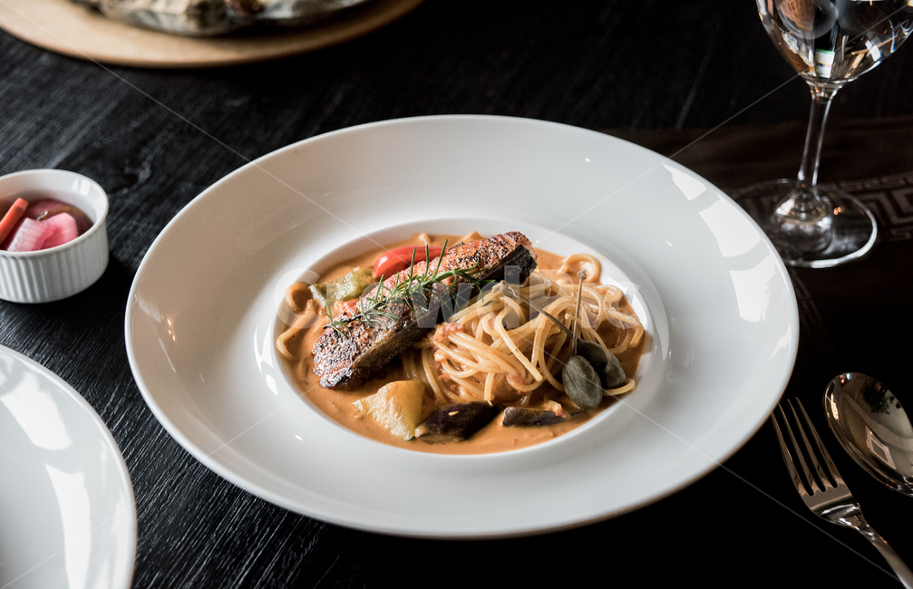 연어스파게티,로제스파게티,로제파스타,퓨전요리,연어,레스토랑음식,파스타,로제소스,연어구이,음식,식재료,요리,food,cook,meal,dishes,food reserves,면류,면요리,noodles,양식,서양음식,서양요리,western food,western dishes,western meal,western cook