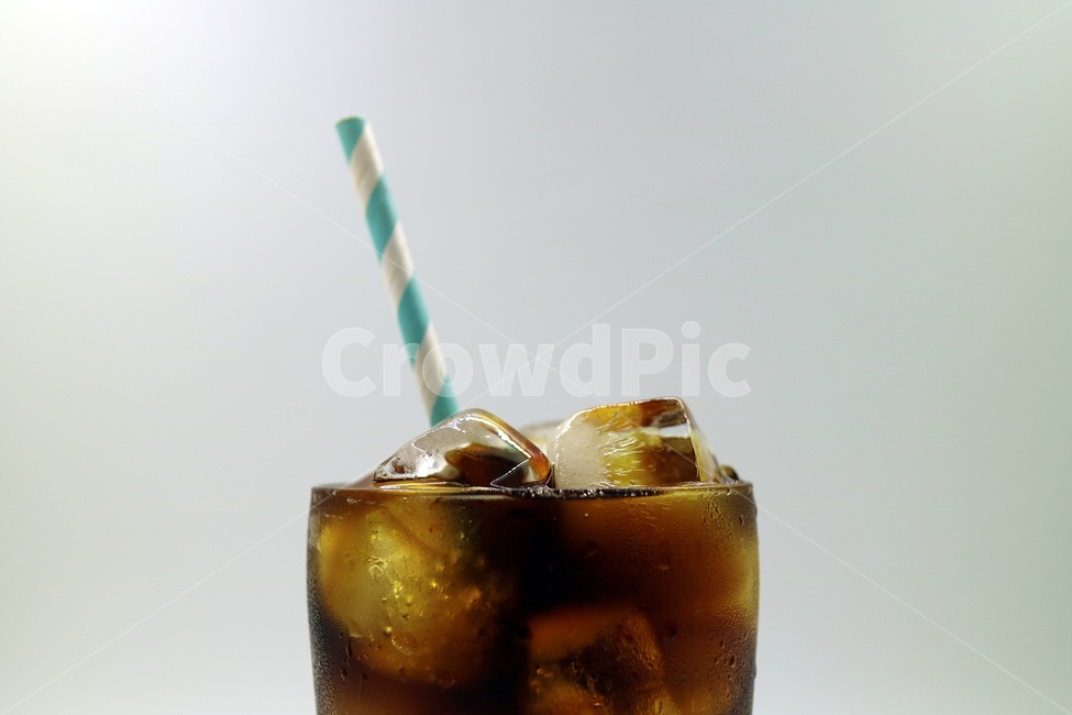음료,음료수,아이스커피,아이스아메리카노,커피,음식,식품,갈증,시원한,얼음,유리잔,유리컵,카페인,아메리카노,블랙커피,오브젝트,누끼,빨대,스트로우,커피,카페,coffee,cafe,누끼,remove background