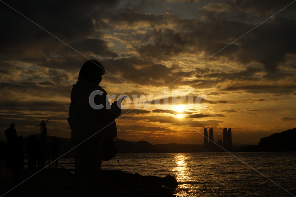 해운대,부산,노을,구름,하늘,석양,역광,사람,인물,인간,human,person,인물실루엣,사람실루엣,character silhouette,human silhouette,light,빛,flare,플레어,sunlight,햇빛,silhouette,실루엣,nature,자연