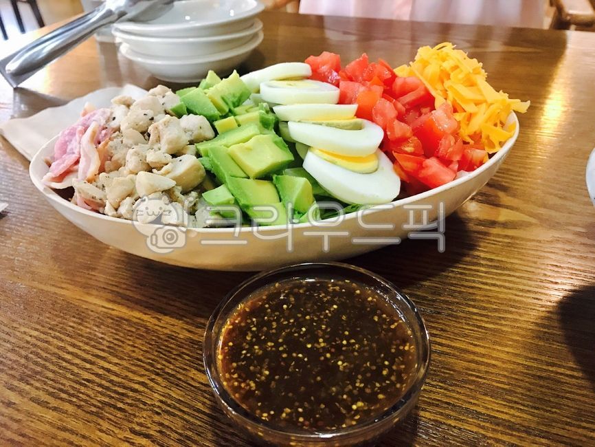 콥샐러드,샐러드,샐러드소스,소스,드레싱,브런치,카페,brunch,음식,food,meal,식사,닭가슴살,아보카도,계란,토마토