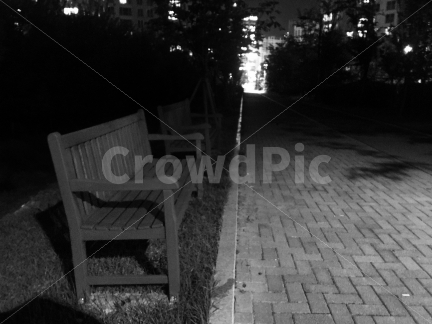 벤치,의자,아파트,밤,흑백,슬픔,어두움,이면,감정,생각,사랑,사진,도시,풍경,city,landscape,흑백,모노톤,monochrome,black and white,furniture,가구