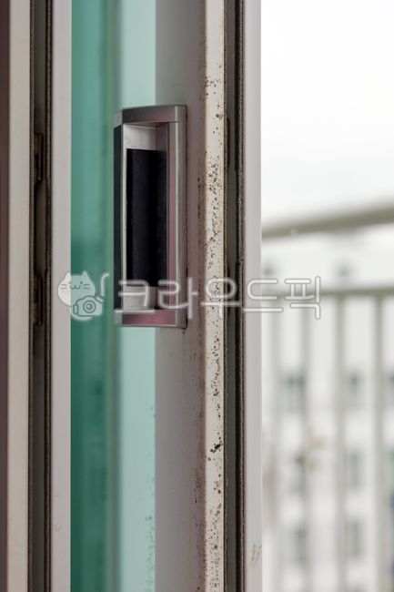 곰팡이,창문틀,창문,문틀,습기,습한,더러운,더러움,베란다,테라스,손잡이,먼지
