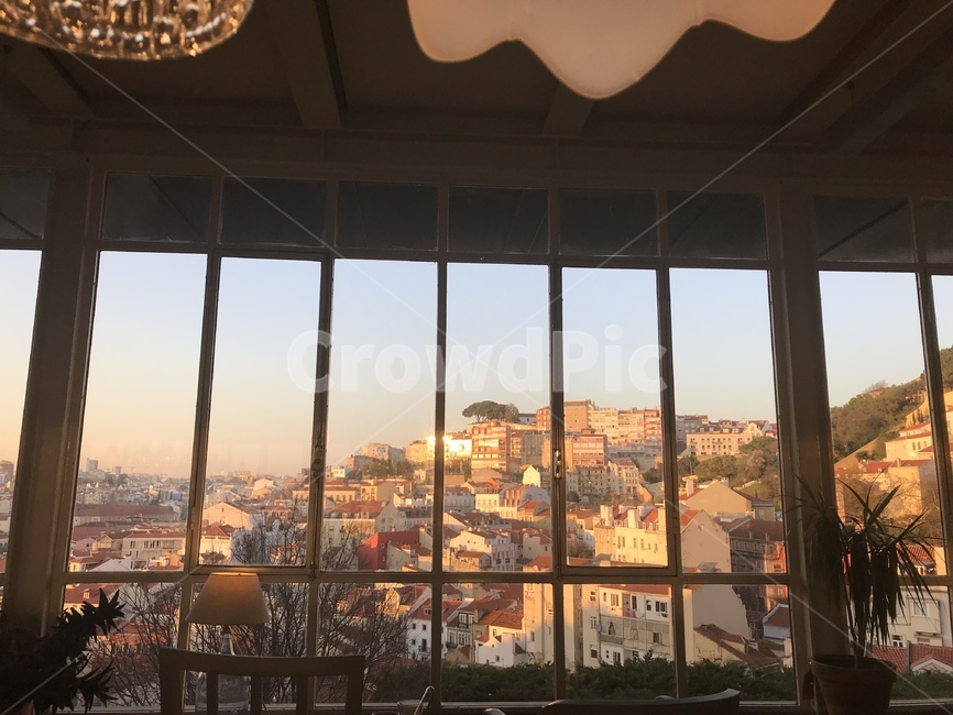 노을진풍경,창문너머노을,아늑한카페,유럽,유럽노을,포르투갈,도시,풍경,city,landscape,해외,외국,세계,foreign,oversea,world,세계도시풍경,해외도시풍경,외국도시풍경,world cityscape