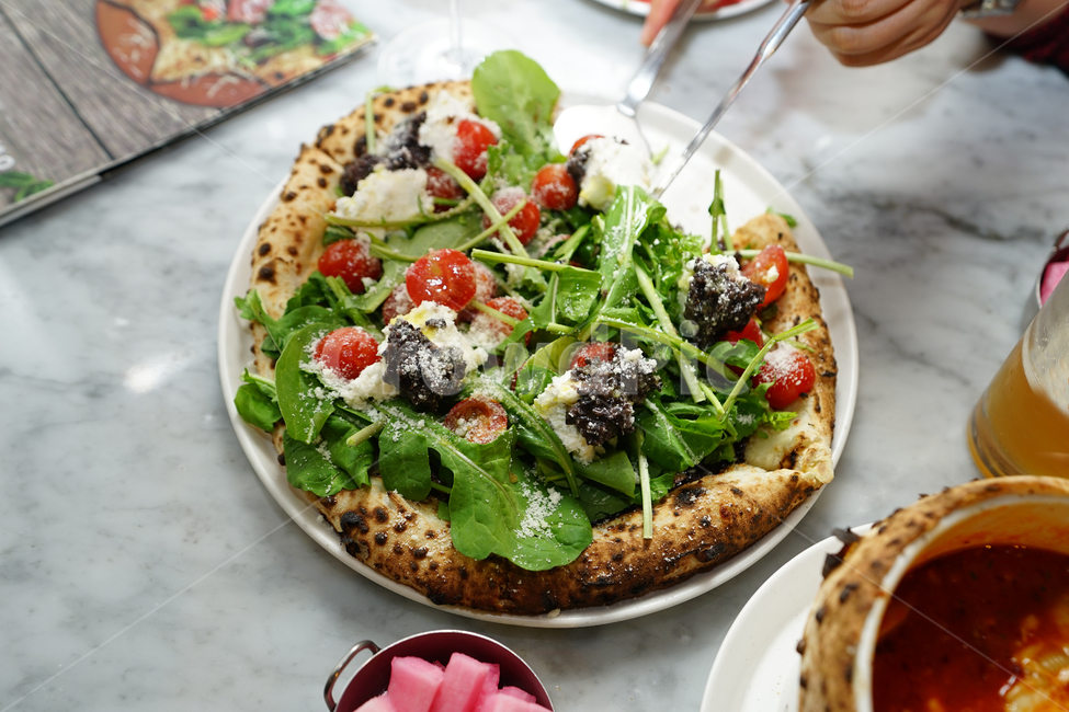 피자,핏자,이태리음식,음식,푸드,이태리,pizza,야채,치즈,리코타치즈,식사,먹방,색감,컬러,food,양식,사람,인물,인간,human,person,신체일부,몸,body,음식,식재료,요리,food,cook,meal,dishes,food reserves,양식,서양음식,서양요리,western food,western dishes,western meal,western cook