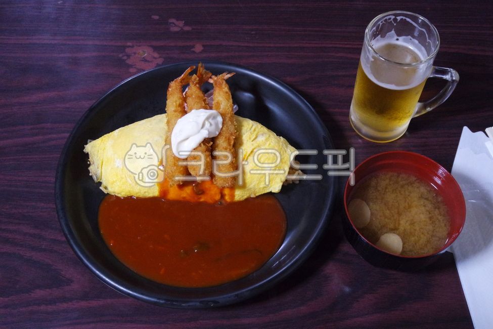 alcohol,glass,Japanese food,omelet rice,liquor,food,miso soup,fried shrimp,beer