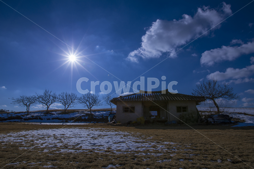 하늘구름,집,들판,논,풍경,외딴집,고독,흰구름,시골,마을,landscape,country,rural,town,겨울,계절,winter,season,시골,마을,풍경,landscape,country,rural,town