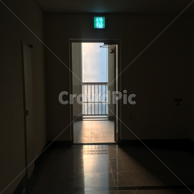 빛,light,해질녘,문,door,시작,끝,비상구,출구,아파트,주택,오피스텔,집,인테리어,실내디자인,interior design