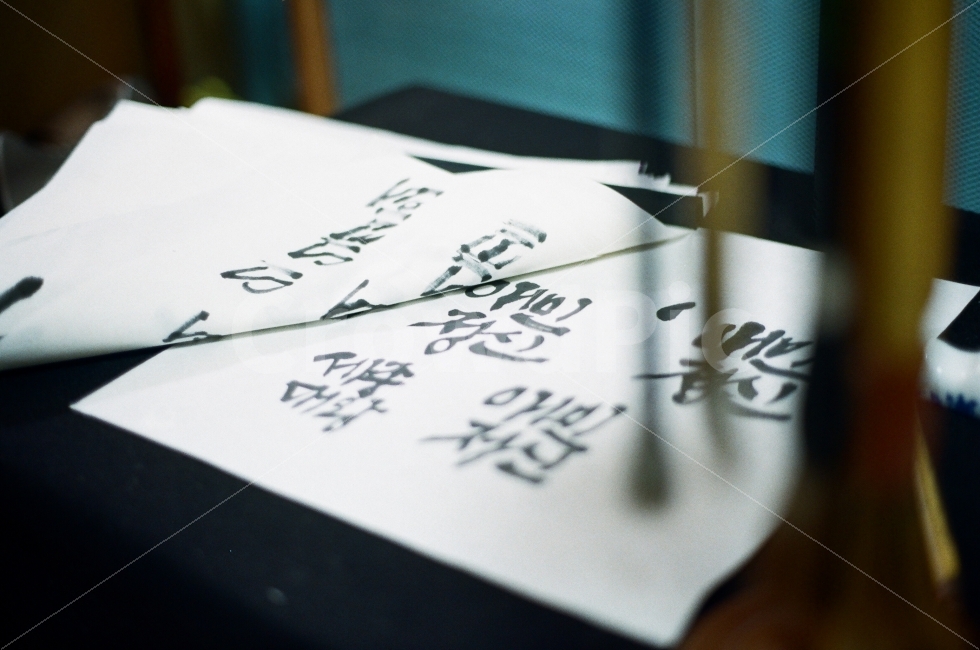 붓글씨,캘리그라피,감성사진,애민정신,세종대왕,붓,한지,먹,대한민국,필름사진,아날로그,calligraphy,sensitive,korea,brush,film,analog,예술,art