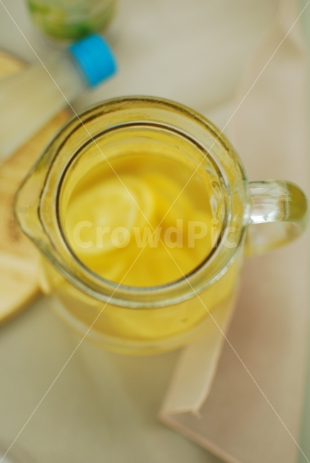 레몬,레몬청,유리병,저그,노랑,옐로우,YELLOW,LEMON,과일,싱그러움,달콤함,생생함,건강함,탄산수,여름음료,음료,수제청,싱그러운,달콤한,건강,음료수,drink,beverage