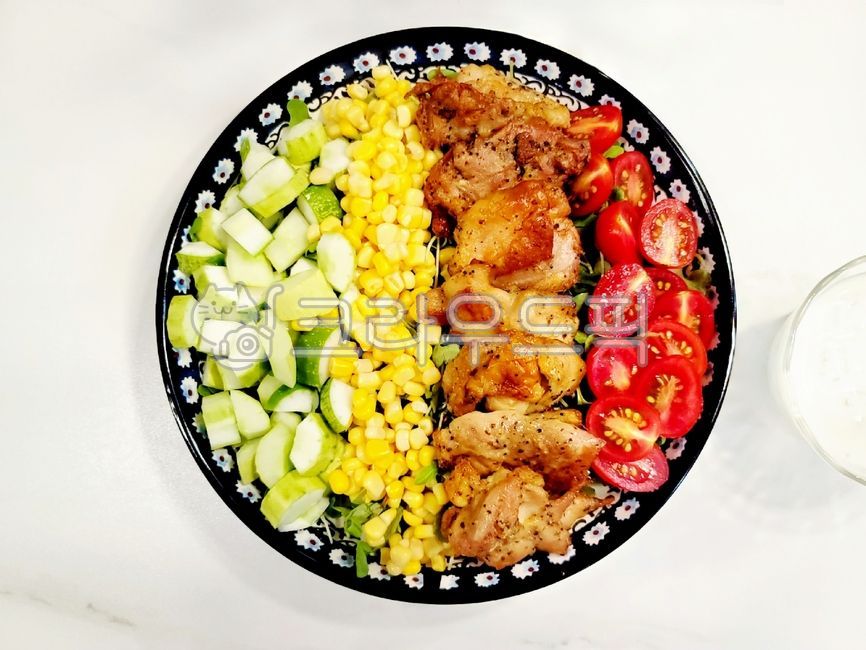 샐러드,콥샐러드,샐러드음식,토마토,오이,콘옥수수,닭다리살