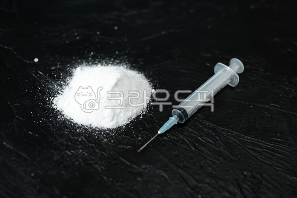 마약,소금,설탕,중독,불법,당뇨,고혈압,건강,범죄,위험,약물중독,코카인,헤로인,가루,drug,salt,sugar,powder,addiction,abuse,illegal,diabetes,highbloodpressure,heartdisease,health,crime,risk,drugaddiction,cocaine,heroin,주사기,치료,syringe,treatment