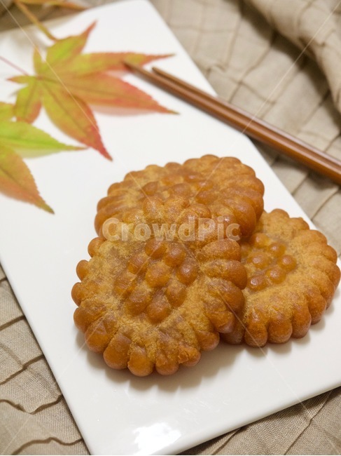약과,단풍잎,한국음식,식품,한식,한국문화,음식,한국,배경,음식문화,웰빙,문화,아시아,아시아음식,접시,전통,설날,추석,젓가락,추석음식,설날음식,명절,명절음식,한국과자,전통과자,과자,한국전통과자,한과,쌀과자,음식,식재료,요리,food,cook,meal,dishes,food reserves,한식,한국음식,한국요리,korean food,korean dishes,korean meal,korean cook,디저트,간식,후식,dessert,snack