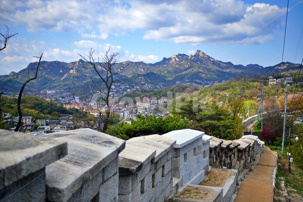 한양도성,한양도성길,한양도성순성길,성벽,성곽,성벽길,성곽길,문화재,한국문화,전통문화,한국전통,korea,seoul,한국,서울,종로,북한산,산맥,나무,산림,삼림,mountain,tree,forest,range,mountainchain,하늘,구름,풍경,landscape,캐슬,castle,봄,spring,4월,april,outdoors,옥외,산봉우리,산꼭대기,정상,한국풍경,한국자연,서울풍경,서울자연