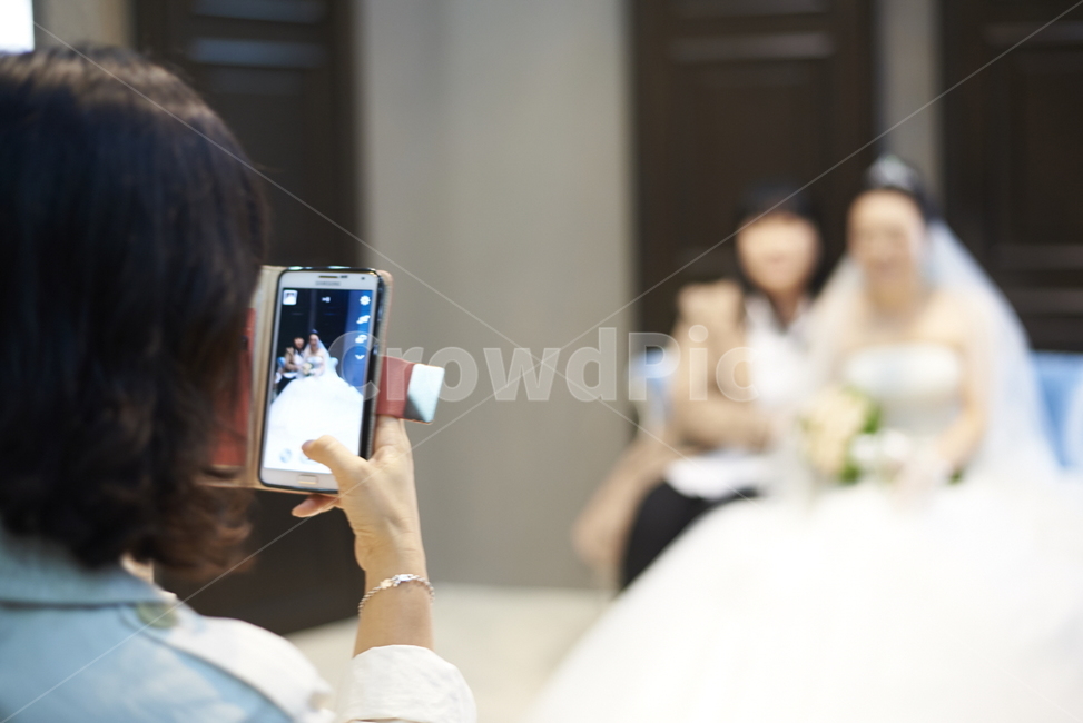 certifying shot,marriage,Bridal waiting room,cell phone,congrats
