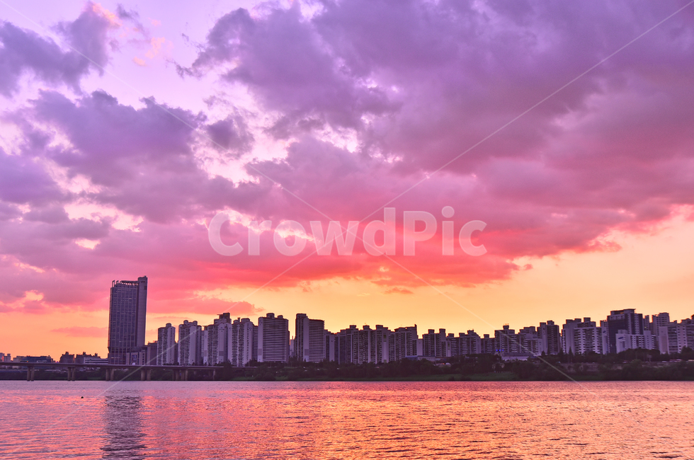 도시풍경,노을,석양,강변,해질무렵,해질녘,background,landscape,구름,색감,오렌지색,water,물,building,워터프론트,건물,반사,물결,한강,황혼,서울,강변풍경,일몰,outdoors,옥외,붉은하늘,redsky,sky,하늘,sunset,아파트촌,고층빌딩,낭만적,드라마틱,도시,풍경,city,landscape,한국도시풍경,한국도시경관,korea cityscape