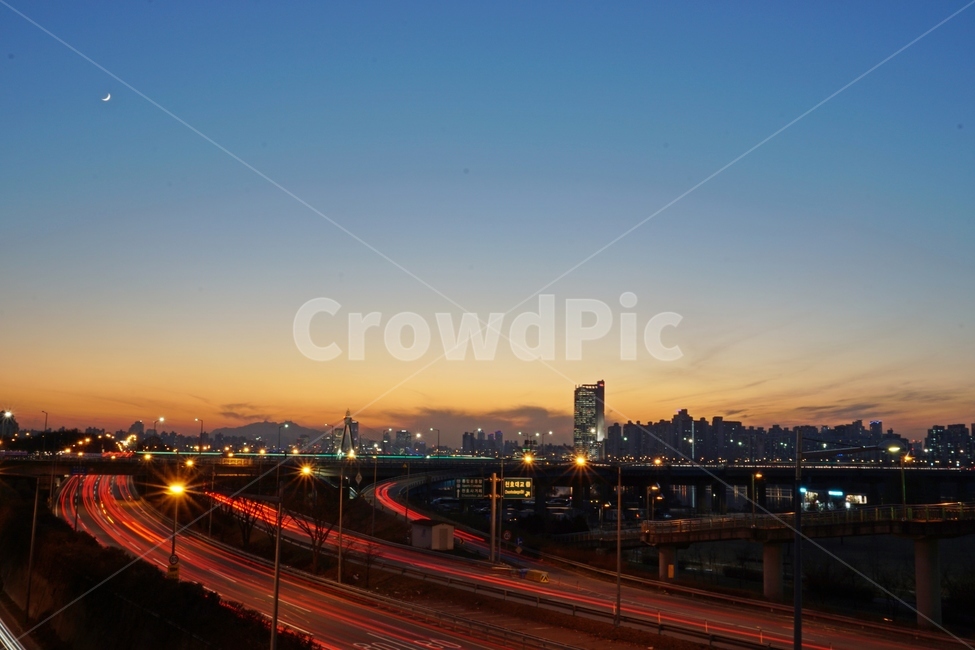 야경,물그림자,도로,밤,빌딩,도심,night,shadow,road,light,lightline,풍경,도시,건물,건축,한강,city,building,sunset,nightlight,야경,밤,풍경,nightscape,night,landscape,도시,city,한국도시풍경,한국도시경관,korea cityscape,교통,교통수단,traffic,transportation,freeway,고속 도로,highway,고속도로