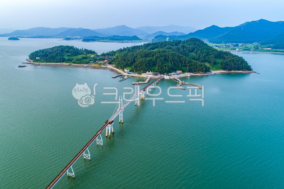 Gaudo Suspension Bridge,Gaudo,Suspension Bridge,Bridge,Overpass,Sea,Sky,Water,Blue,Mountain,Green,Summer,Tourist Attraction,Island,Jeonnam,Gangjin-gun,Gangjin,Korea,Outdoor,Outdoor,Aerial Photography,High Angle,Pedestrian Bridge,Coa