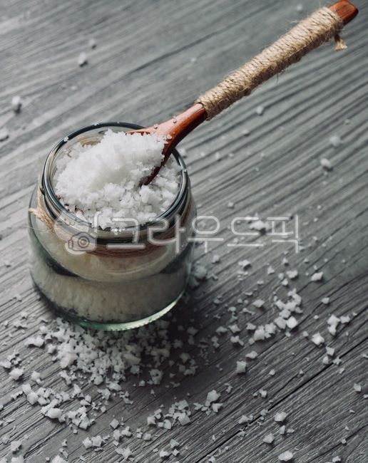 유리,유리용기,소금,자연소금,음식,음식재료,배경,유기농소금,salt,naturalsalt,food,foodingredients,background,organicsalt,숟가락,나무숟가락,흰색,spoon,woodenspoon,white,음식,식재료,요리,food,cook,meal,dishes,food reserves