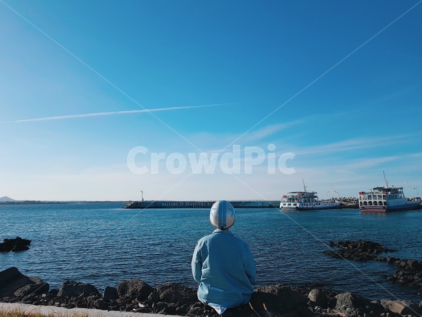 인간,human,person,자연,사람,뒷모습,바다,하늘,지평선,수평선,헬멧,청자켓,청남방,사람,인물,인간,human,person,여행,휴가,traveling,vacation,trip