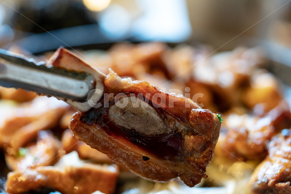 고기,갈비,양념,돼지,달콤한,접사,식사,음식,요리,단백질,동물,맛집,조리,뼈,익힌,맛있는,콜레스테롤,비만,기름진,건강,식탁,반찬,접시,집개,음식,식재료,요리,food,cook,meal,dishes,food reserves,육류,고기,meat,한식,한국음식,한국요리,korean food,korean dishes,korean meal,korean cook