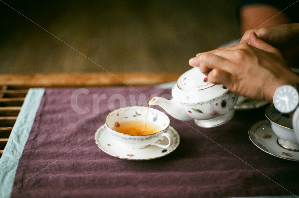 홍차,다도,감성사진,차,티타임,디저트,drink,tea,blacktea,시간,분위기,film,필름사진,feeling,휴식,사물,사람,인물,인간,human,person,신체일부,몸,body,음료수,drink,beverage,감성,sensible,feeling,휴식,힐링,rest,relaxation,healing