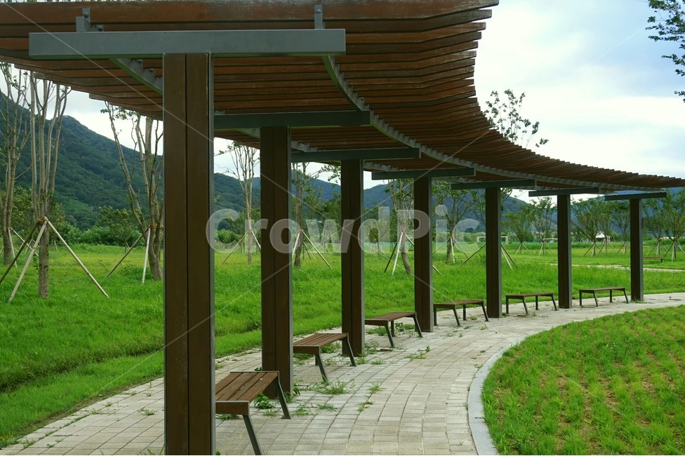 공원,벤치,의자,나무,그린,하늘,구름,잔디,쉼터,park,bench,tree,green,outdoor,자연,풍경,nature,landscape,porch,현관,patio,안마당,pergola,페르 골라