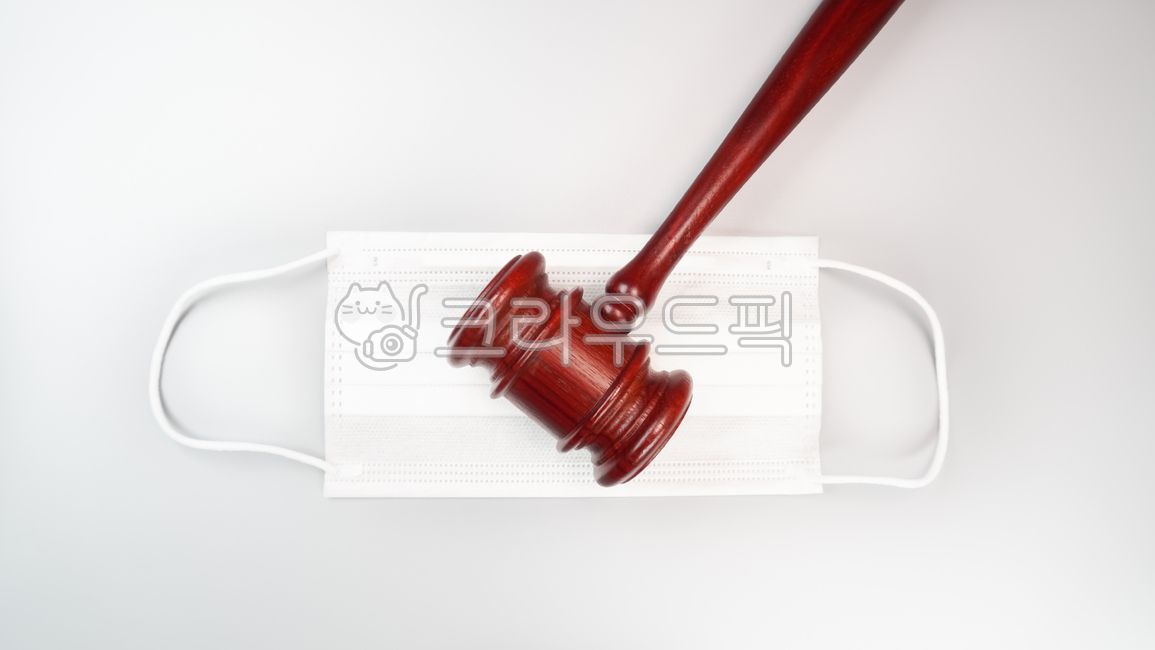 법,마스크,소송,코로나,자가격리,법봉,의료,망치,판사,입법,의학,의사,의료법,의료소송,팬데믹,건강,법원,벌금,행정명령,의원,환자,질병,의료인,오브젝트,도구,클로즈업,배경,흰색,회색,바이러스,법률,탑뷰,gavel,judge,mask,corona,covid19,lawsuit,medical,legislation,legal,selfquarantine,justice,virus,illness,penalty,hammer,gray,white,wooden,background,pandemic,law,court,equipment,health,healthcare,doctor,mallet,quarantine,closeup,symbol,verdict,punishment,attorney,lawyer,judgment