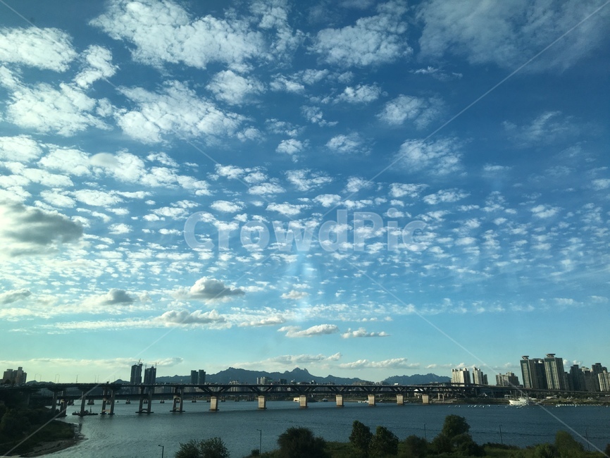 서울,서울하늘,도시,한강,하늘,도심,구름,맑음,한강다리,아파트,가을하늘,산,나무,건물,조망,배경,풍경,전경,다리,푸른하늘,뭉게구름,낮,대낮,및,seoul,korea,sky,clear,sunnt,city,view,apartment,강변,citylife,도시,풍경,city,landscape,nature,자연,outdoors,옥외,weather,날씨,cloud,cumulus,적운