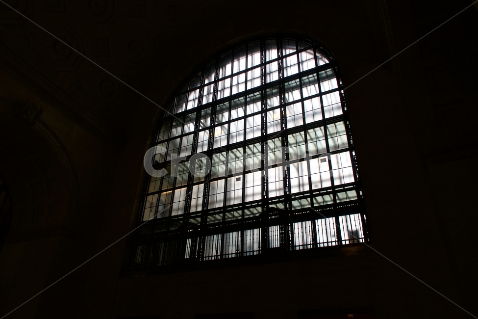 창문,어둡다,그림자,빛,블랙앤화이트,블랙,화이트,크다,어두운,light,white,shadow,black,window,mystery,design,mysterious,background,empty,dark,interior,inside,building,space,alone,scare,bright,silent,doorway,object,wall,darkroom,indoor,place,looking,건축물,건물외관,exterior,building,structure,architecture,construction