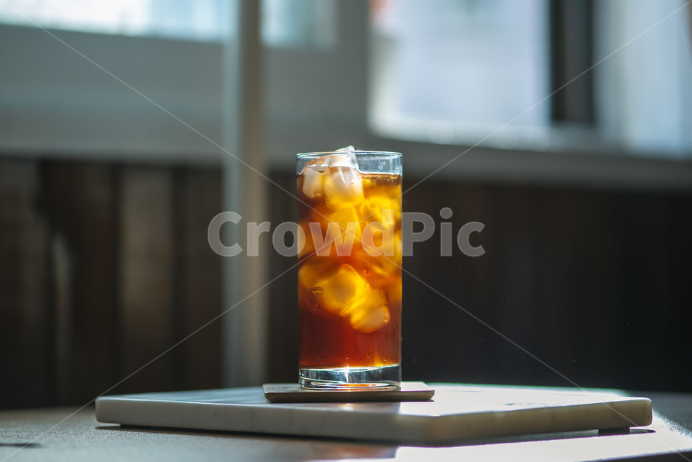 커피,아이스커피,아메리카노,블랙커피,coffee,icedcoffee,iced,americano,시원한,시원한음료,아이스아메리카노,아이스블랙커피,컵,유리컵,나무테이블,ice,아이스,커피,카페,coffee,cafe