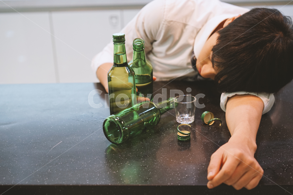 소주,알콜,음주,과음,숙취,술,술병,남성,남자,취객,회식,사람,인물,인간,human,person,남성,남자,man,male,술,주류,alcohol