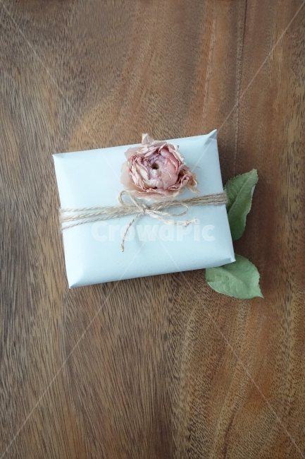 gift,dryflower,texture,woodbackground,ribbon,memo,dried flower,paper packaging,wood pattern,gift wrapping,tree background,prop,giftbox,tag,event,dried flowers,object