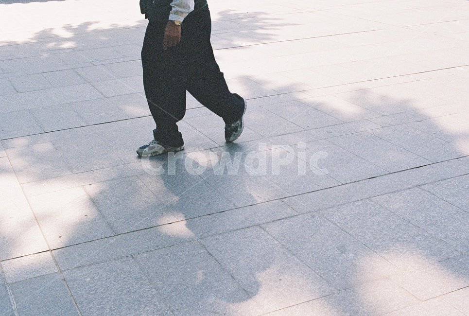 길,발걸음,노인,그림자,걸음,사람,인물,인간,human,person,신체일부,몸,body,노인,어르신,old man, senior citizen