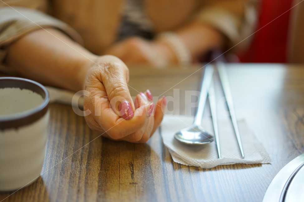 손,엄마,손톱,네일,세월,어머니,엄마손,손가락,식사,숟가락,젓가락,컵,기다림,사람,인물,인간,human,person,신체일부,몸,body