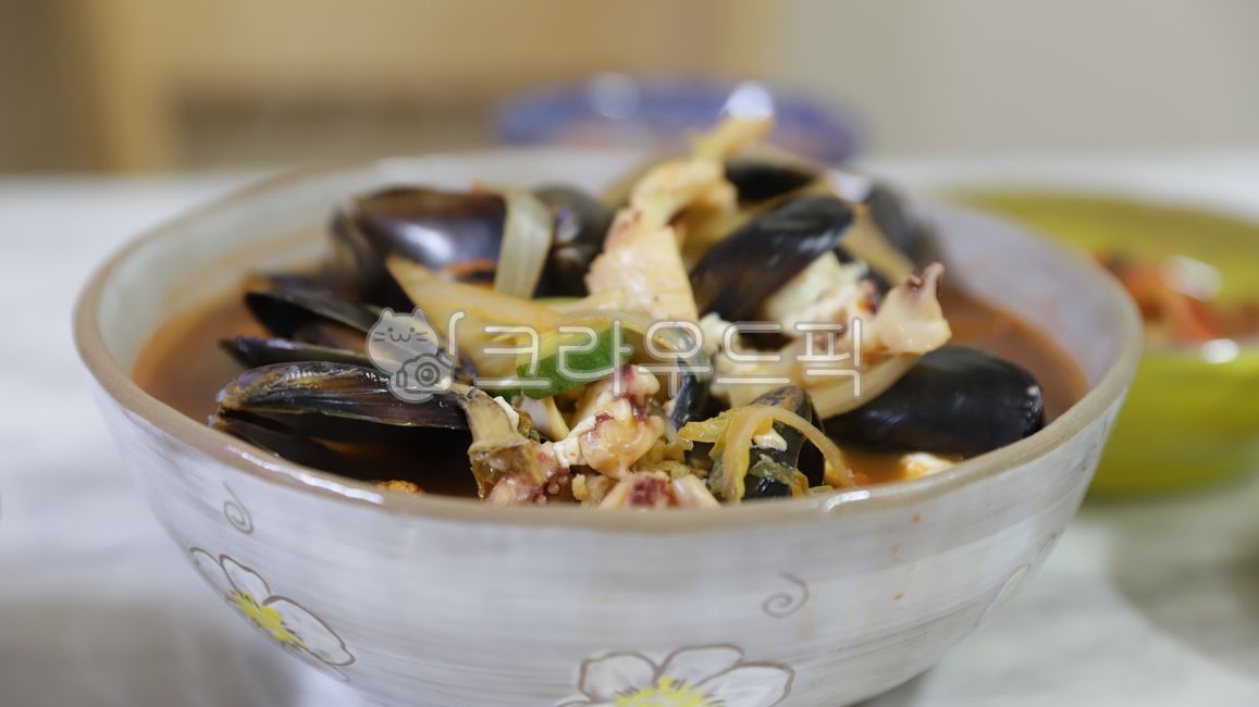 cabbage,sealife,onion,mussel,seafoodjjamppong,Seafood Jjamppong,softtofu,mussels,Soup dish,chinesefood,Chinese food,Squid Seafood Jjamppong,dish,napa cabbage,calamari,squidseafoodjjamppong,squid,Sundu Seafood Jjamppong,abowl,seashell,soft tofu,Jjambbong,p