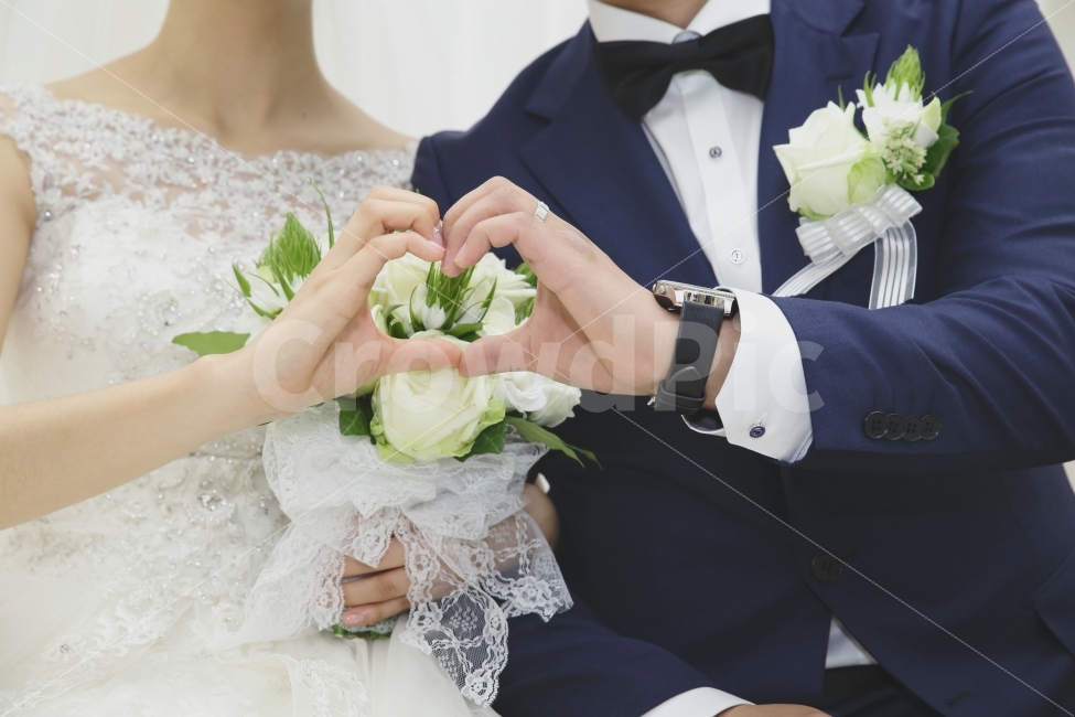 손,하트,결혼,결혼식,느낌,감성,사랑,결혼식전,손하트,love,feel,배경,사람,인물,인간,human,person,신체일부,몸,body,손,제스처,표시,손짓,표현,gesture,hand,sign,expression,연인,커플,사랑,lover,couple,결혼,혼례,웨딩,wedding,marriage,marry,감정표현,기분,feeling,emotion,기념일,축하,anniversary,congratulation,celebrate,celebration,연출,컨셉,콘셉,direction,concept