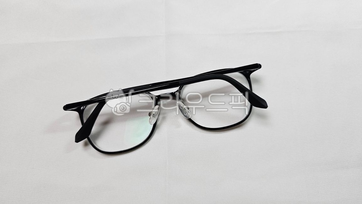 안경,뿔테,노안,안경테,시력,근시,난시,시력교정,눈보호,눈건강,콘드로이친